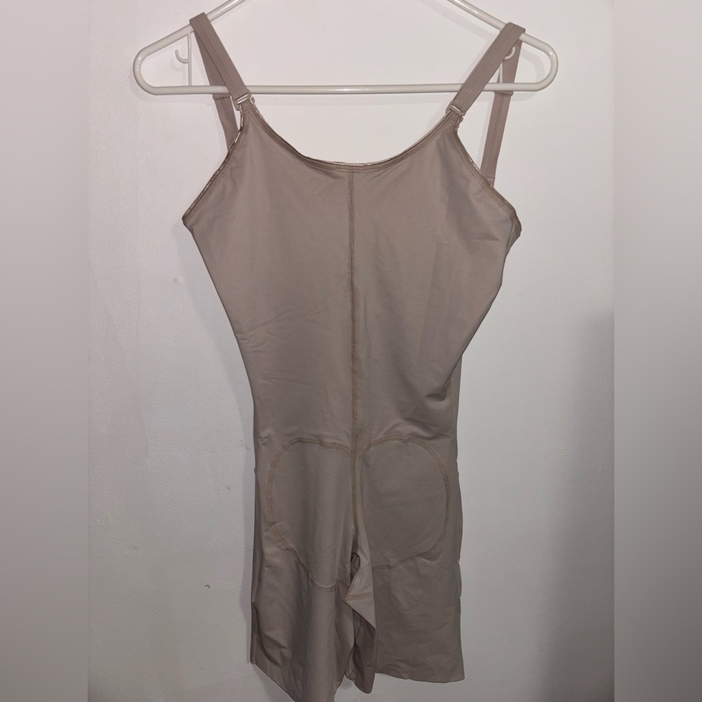 LEONISA SHAPEWEAR Open Bust
Undetectable Step-In Mid-Thigh Body Shaper
Used once - Picture 2 of 4